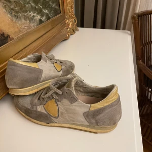 Philipe Model  - Säljer dessa Philipe Model skorna efter de är för små för mig. Skicket på skorna är 7/10 då man kan se att de är använda. Kan gå ner i pris vid snabb affär:)