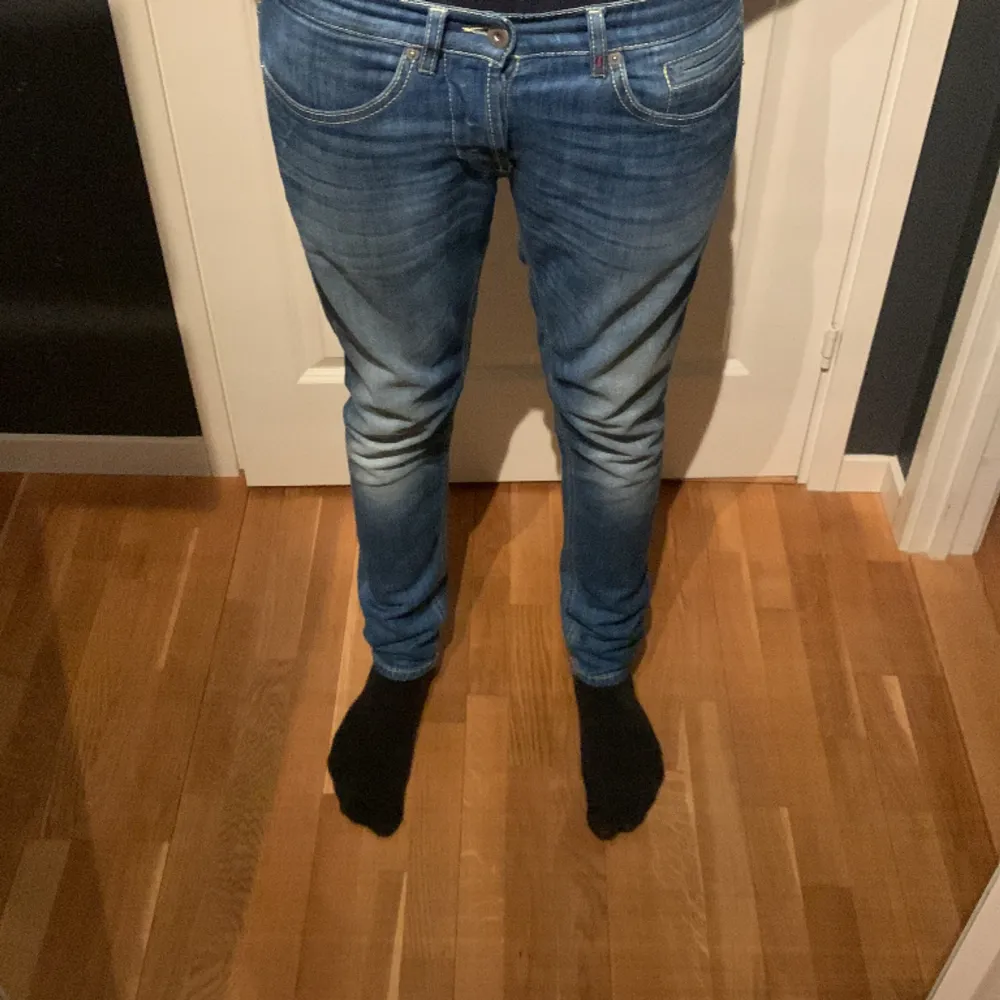 Säljer nu dessa snygga Dondup jeansen! Skick: 9/10 riktigt fina! - är cirka 185 och väger 68kg - hör av er om ni har några frågor eller funderingar!. Jeans & Byxor.