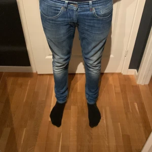 DONDUP JEANS GEORGE - Säljer nu dessa snygga Dondup jeansen! Skick: 9/10 riktigt fina! - är cirka 185 och väger 68kg - hör av er om ni har några frågor eller funderingar!