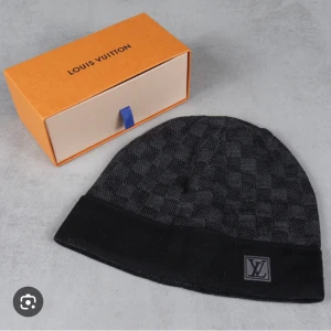 Äkta Louis Vuitton mössa - Hej! Jag säljer min Louis Vuitton mössa då den inte är min stil längre. den är 100% äkta Köptes i Köpenhamn i oktober så den är precis som ny. Om ni har frågor kan ni skriva så kan jag skicka fler bilder på den.