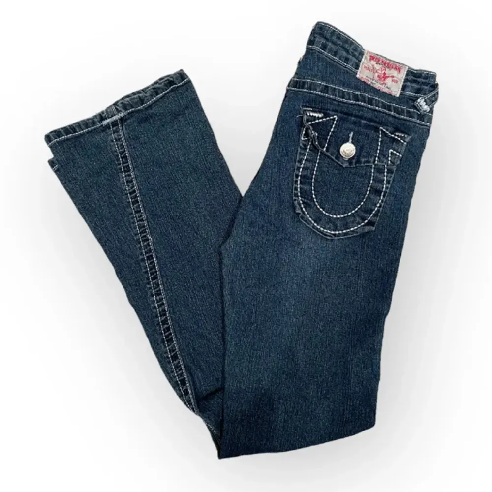 säljer mina lågmidjade flare true religion jeans. Midjan är 37cm och innerbenet är 77cm💓💓 . Jeans & Byxor.