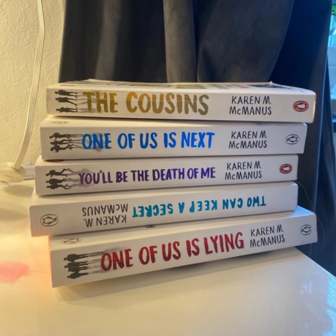 Karen M. McManus böcker