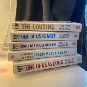 Karen M. McManus böcker  - 5 pocketböcker i engelsk text. 3 av dom är i toppskick medans 2 är mindre bra, skriv för mer info :)