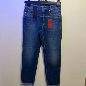 Blåa jeans  - Hej, säljer ett par helt nya oanvända jeans med tagg kvar, köpt hos Cambio. Säljer dessa för jag har bytt still och dessa byxor aldrig kom till användning