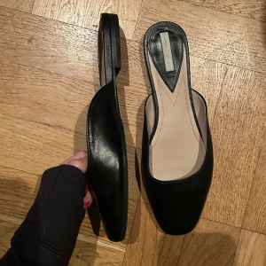 Slip-on  mules  - Så fina skor i läder. Jätte fint skick och perfekta till sommaren/ våren. Står att det är storlek 39 men skulle säga mer 38.