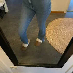 Jätte fina jeans, sitter tajt och ger fin form! De är använda men endast fåtal gånger.