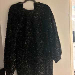 Festklänning från BOHOO - Festklänning i paljett från Bohoo  Använd 2 gånger Stl 44 Köpt för 500kr