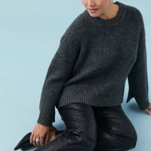 Stickad tröja - Säljer min gråa stickade tröja från Gina tricot, då den inte kommer till användning. Endast använd ett fåtal gånger.💕