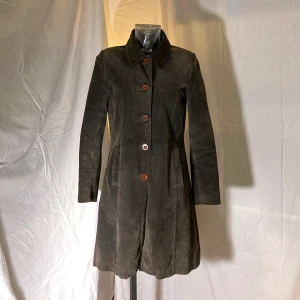 Suedejacka - Suedejacka i mörkbrunt, storlek M. Perfekt till våren! I okej skick, har blivit sydd där bak (se bild) därför säljer jag extra billigt. 