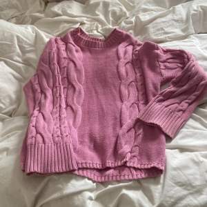 världens mysigaste kabelstickade  rosa tröja! köpt här på plick.  