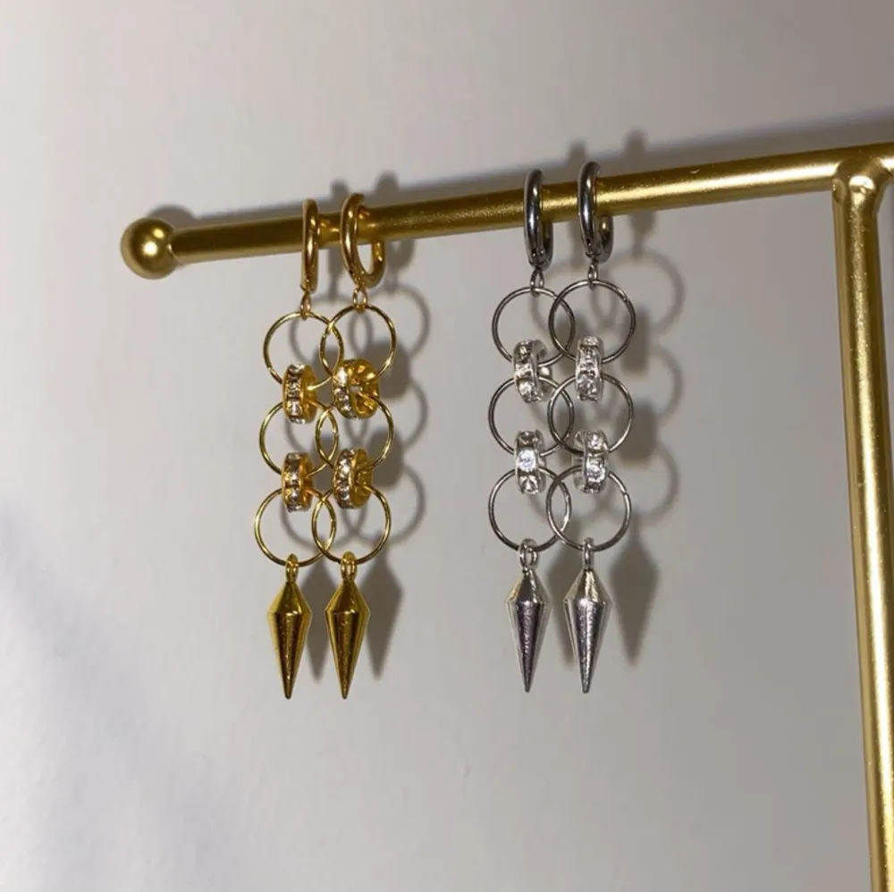 Jättefina örhängen i rostfritt stål och zinklegering 💗 Modell ”Elena” och finns i både guld och silver. Accessoarer.