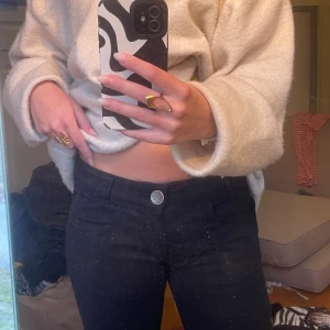 Lågmidjade bootcut jeans  - Säljer ett par svarta lågmidjade jeans från Killah! Köpta på Sellpy med knappast använda av mig💘 Superskönt mjukt material! Passar strl 32/34 Lite långa ä