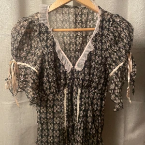 Blus  - Så fin blus i nyskick, tyvärr för liten för mig😊