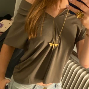 Grön blus - Verkligen superfin blus i en ljus olivgrön färg. Jätteskönt material och passar perfekt till finare tillfällen men även till vardags. Skriv för frågor osv!
