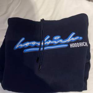 Hej, säljer denna blåa hoodrich tröja för jag har slutat använda den men de är inga fel på tröjan och säljer för de låga priset för jag vill bli av med den till någon som behöver😀👕