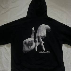 Hoodie - Cool hoodie som jag aldrig använder! Är 158 och på mig sitter den mer oversize💞