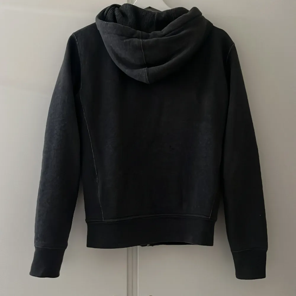 Superfin zip-up hoodie från Polo Ralph Lauren i en mörkgrå färg med rött märke. Storleken är Xs men passar även S. Nypris 2100, Mitt pris 449 men kan såklart diskuteras!❤️. Hoodies.