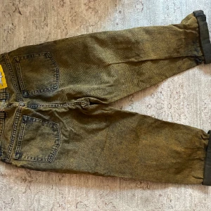 Polar 93 denim  - Str 30 / 30  Bra skick förutom slitning efter skateboard längs ner  Nypris 1300 kr 