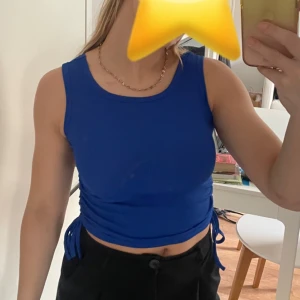 Blå topp  - Blå topp ifrån shein. Storlek S