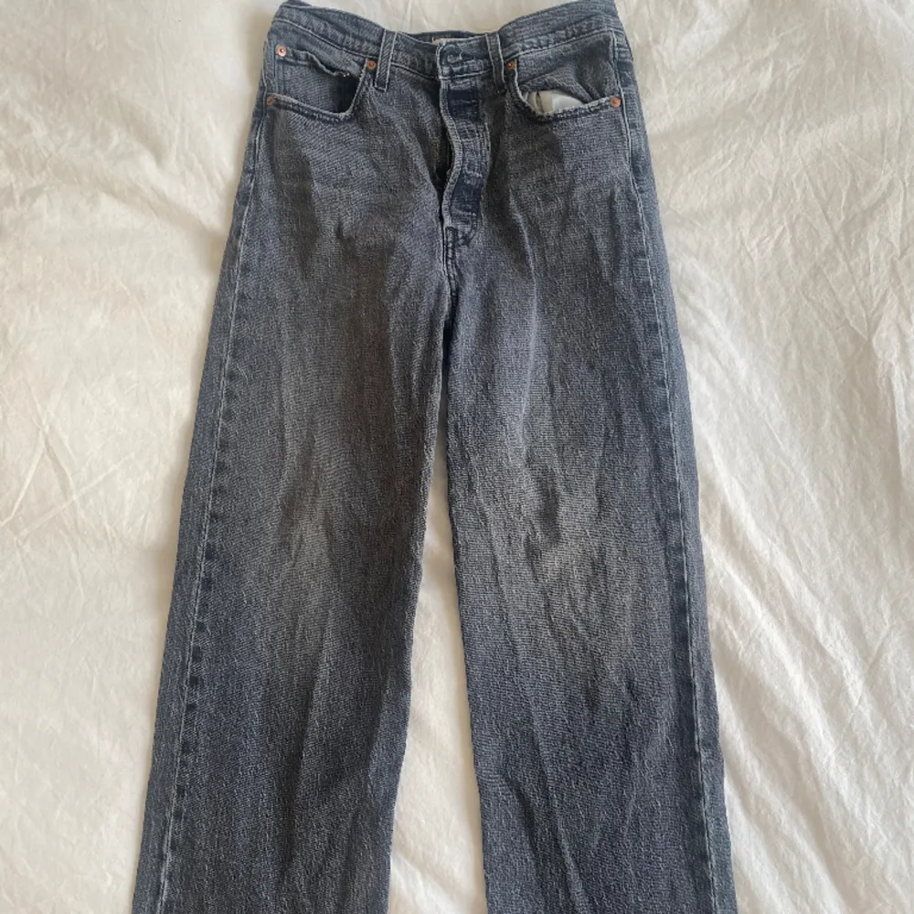 Levis ribcage straight ankle jeans, säljs pga lite användning! Höga i midjan Storlek: 28x27. Jeans & Byxor.