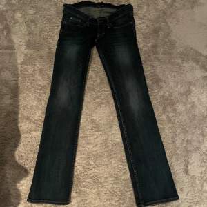 Lågmidjade bootcut/straight jeans i gott skick! Mått: Midja tvärs över: 37cm Innerbenslängd: 81cm Tryck gärna på köp nu!💘🔥