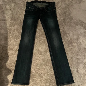 Lowrise bootcut jeans - Lågmidjade bootcut/straight jeans i gott skick! Mått: Midja tvärs över: 37cm Innerbenslängd: 81cm Tryck gärna på köp nu!💘🔥