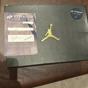 Air Jordan 1 low G - Äkta jordans?oandvända säljer pågrund av att dem är för små,jätte snygga och kommer med extra skosnören👌🏼🙌🏼