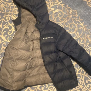 Sail Racing stl.160 - Väldigt bra jacka från Sail racing. Tyvärr den blev för små. Kolla på sista bild för att se felet på den.