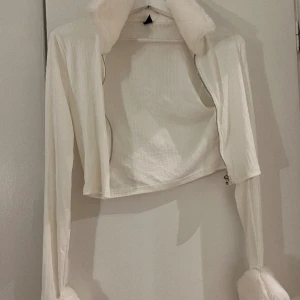 Vit zip up tröja  - Vit zip up tröja i sorlek M , använd endast 1 gång , jättebra material 