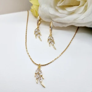 Handgjorda örhängen och halsband set  - Handgjorda örhängen och halsband set ● Material-Zirkon, 18k guldpläterad rostfritt stål ●Örhängeskrokar - diameter-15mm●Längd -4cm.Halsband längd-42cm.Vattentåliga, ändrar inte färgen! Följ:@ekjewelryofficial 