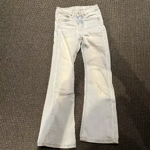 Jeans i storlek 140, se bild ocan för mer info. Byxorna är i bra skick och kommer ifrån LABindustries.