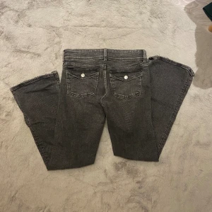 Low waist svarta jeans - Säljer dessa jättesnygga jeans från ginatricot då de inte kommer så mycket till användning. Köptes för några månader sedan och är sparsamt använda. Är i strl 158 men passar på mig som brukar ha ca 32 elr 34. Skriv om du har fler frågor🥰