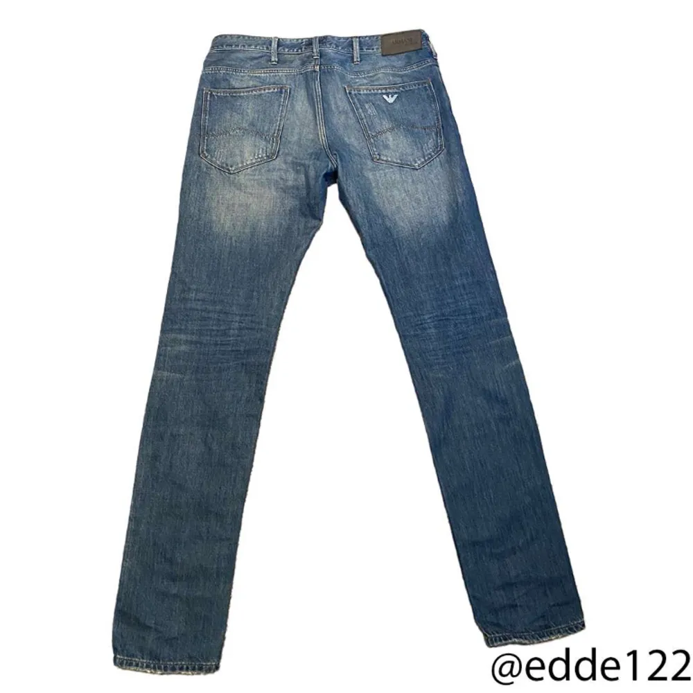 Säljer ett para skitsnygga Armani jeans gott skick. Slim fit. Säljer åt en vän därav inte mina bilder men kom gärna dm om du vill ha fler eller har några frågor.. Jeans & Byxor.