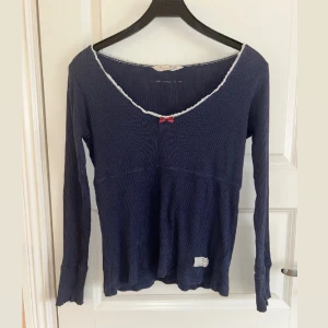 Odd Molly tröja  -  Långärmad, skön Odd Molly tröja i jättebra skick. Säljer på grund av för stor.  Använd vid ett fåtal tillfällen. Vid frågor eller om fler bilder önskas, vänligen skriv till mig 🩷🌸🥰