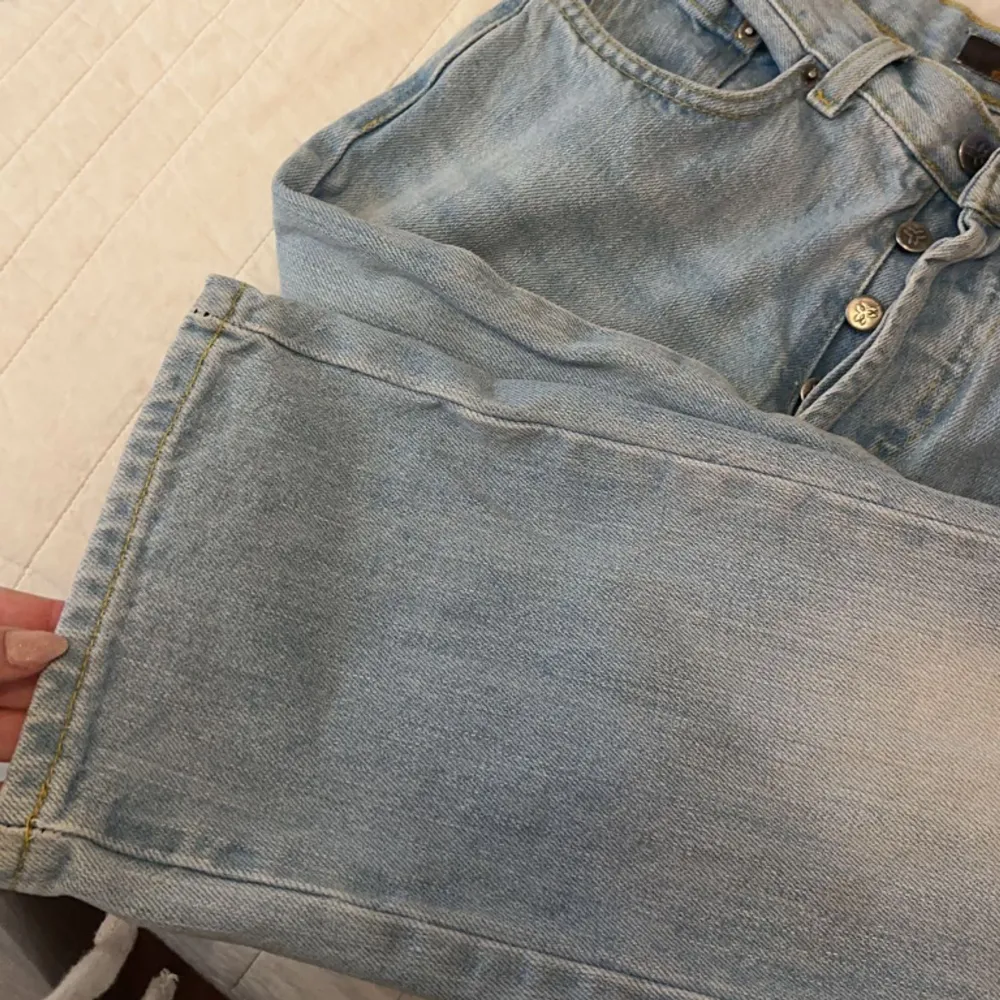 snygga jeans i storlek 27-32 aningen små i storleken så lite mindre i midjan, väldigt fint skick använda max 3 gånger innebenslängd 80. Jeans & Byxor.