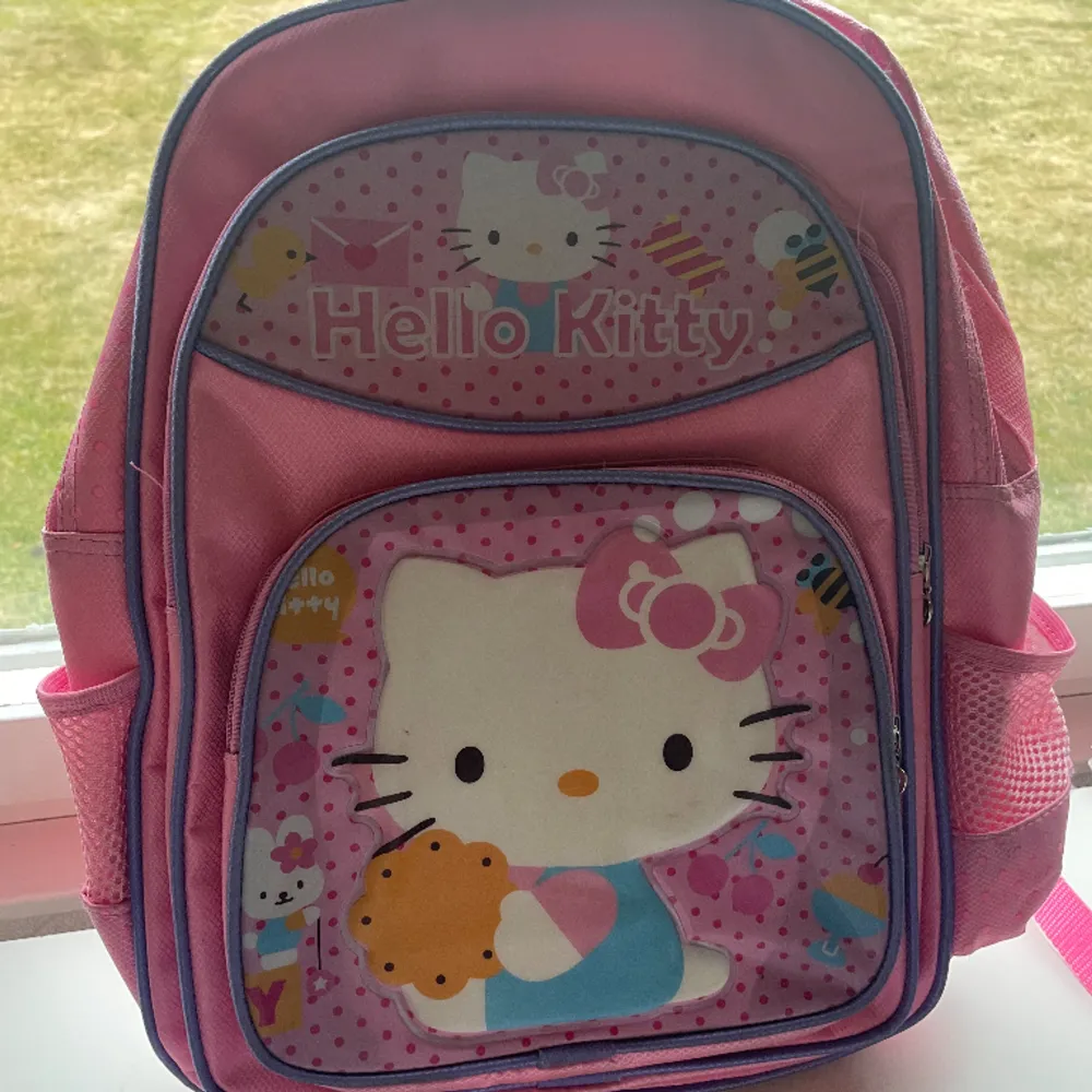 En superfin Hello Kitty ryggsäck som är 38cm bred och 44 cm lång. Den är i bra skick💘💖. Väskor.