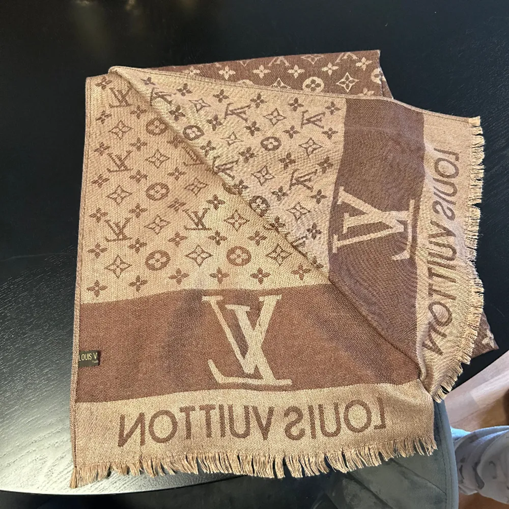 Louis Vuitton scarf (fake) knappt använd och i väldigt bra skick. 🫶🏻🫶🏻 Använd görna ”köp nu” 🤍. Övrigt.