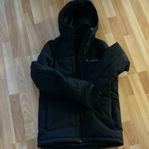 Peak performance Jacka - En svart peak jacka i hyfsat bra skick, ganska stor i storleken för att vara storlek S inköpspris 3500 Säljs för 350 kr