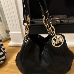 MK väska svart - Säljer en Michael Kors väska i svart