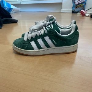Adidas campus 00 - Säljer mina adidas campus skor storlek 39 1/3! Har även de gröna skosnörena. 