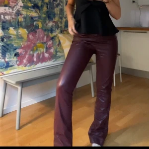 Röda skinn byxor  - Röda skinnbyxor!!! Helt nya 💓strl 34/36 
