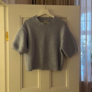 Finaste tröjan - Finaste stickade tröjan som är i en sån fin färg perfekt nu t våren❤️ finns ej kvar i butik❤️❤️❤️