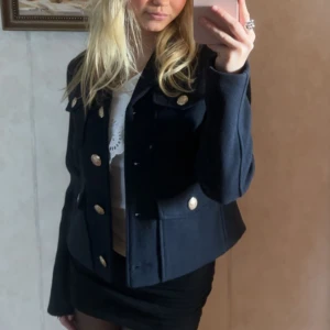 Marinblå kappa❤️ - Säljer denna superfina kappa med guld knappar från zara❤️ använd några få gånger så i nyskick! Kappan är slutsåld och går inte att få tag på längre och är köpt för 399kr