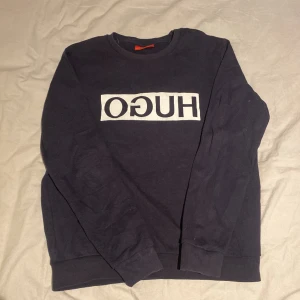 Hugo boss tröja - Den är i perfekt skick men lite solblekt i nacken men det ser man inte när den sitter på.