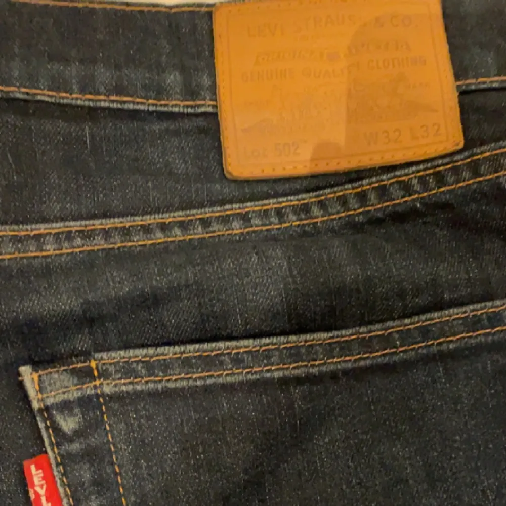 Säljer mina Levis jeans 502 perfekt skick inte 1 enda skråma Använd ett par gånger och är väldigt snygga.. Jeans & Byxor.