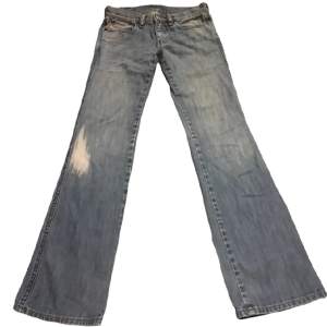 Vintage lågmidjade Diesel jeans!  Innerbenslängd 79cm Midjemått 70cm (rakt över ca 36cm) Grenmått 20cm 