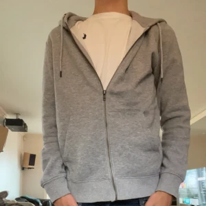 Jack & Jones zip grå - Tidlös zipup i mycket bra kondition. Storlek S men passar även M. Hör av er vid några funderingar eller prisförslag