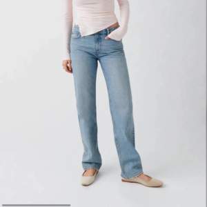 Blåa raka lågmidjade jeams från Gina tricot 
