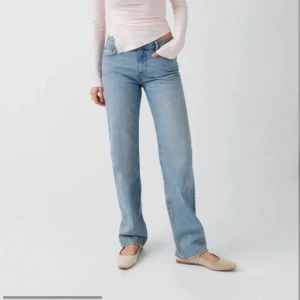 Jeans - Blåa raka lågmidjade jeams från Gina tricot 