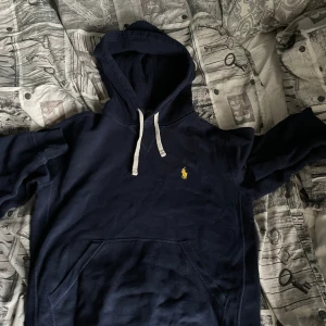 Ralph lauren hoodie  - Säljer denna då den bara legat i garderoben och har blivit för liten, tröjan är i ett väldigt bra skick nästan aldrig använd 
